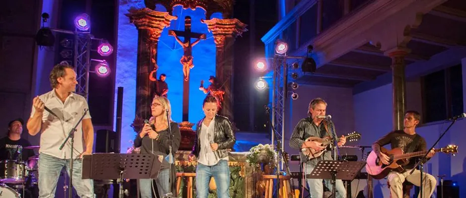 Quelle: Architektur: App Architekten, Lauda-Königshofen; Foto: Kulturkirche Schüpfer Grund Konzert der Gruppe "Steampowered" in der bunt erleuchteten Kulturkirche