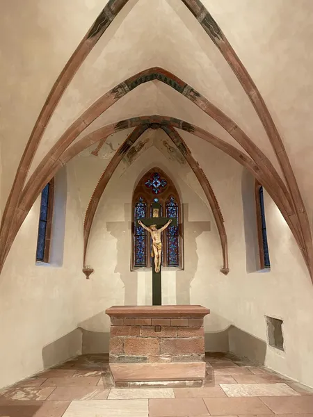 Quelle: Architektur + Foto: Kessler de Jonge, Heidelberg; Lichtplanung: lunaLicht, Karlsruhe Kirche in Heiligkreuz