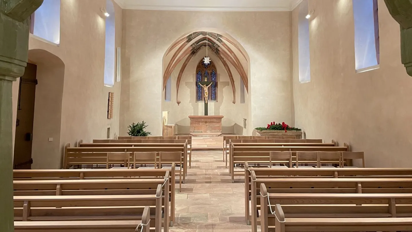 Quelle: Architektur + Foto: Kessler de Jonge, Heidelberg; Lichtplanung: lunaLicht, Karlsruhe Kirche in Heiligkreuz