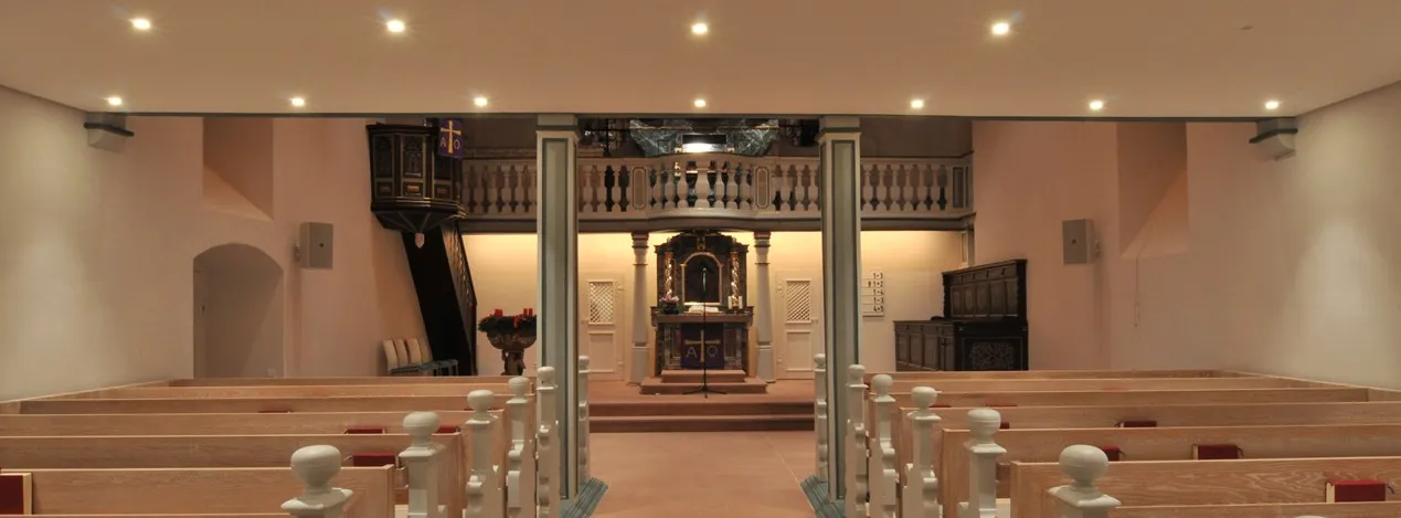 Blick durch den Innenraum der Kirche Hirschlanden