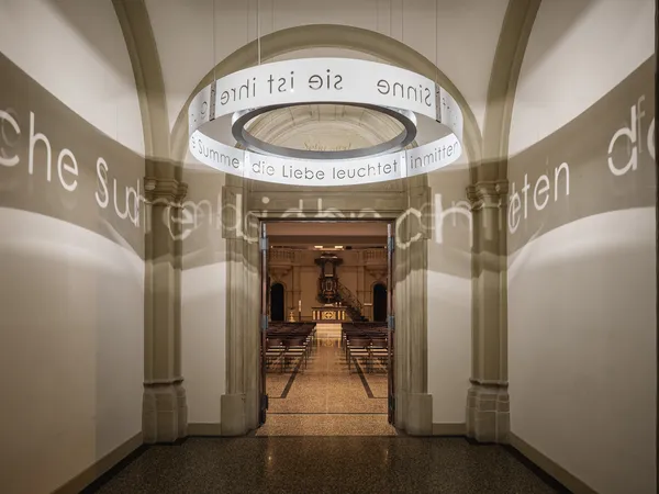 Blick durch den Eingang zum neugestalteten Kirchensaal der Stadtkirche