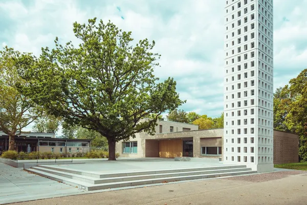 Blick von außen auf das neue Gruppenpfarramt der Kreuzkirche Freiburg