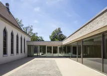 Blick in den Innenhof des neu gebauten Gemeindehauses