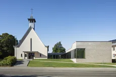 Blick auf die Kirche draußen