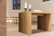 Blick auf den Holzaltar der renovierten Bergkirche Bahlingen