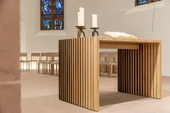 Blick auf den Holzaltar der renovierten Bergkirche Bahlingen