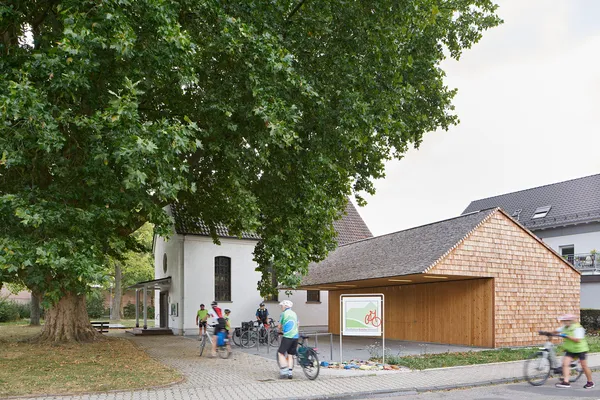 Quelle: Architektur: Kränzle Fischer-Wasels, Karlsruhe; Foto: Baumann, Karlsruhe Gemeindehaus der Kirche, Blick von der Straße
