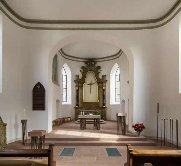 Quelle: Kunst: Eder, Leonberg, Foto: Altenkirch, Karlsruhe Blick durch den Kirchenraum auf die neuen Prinzipalien der kirche March-Hugstetten