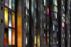 Ansicht der bunten Fenster der Trinitatiskirche in Mannheim