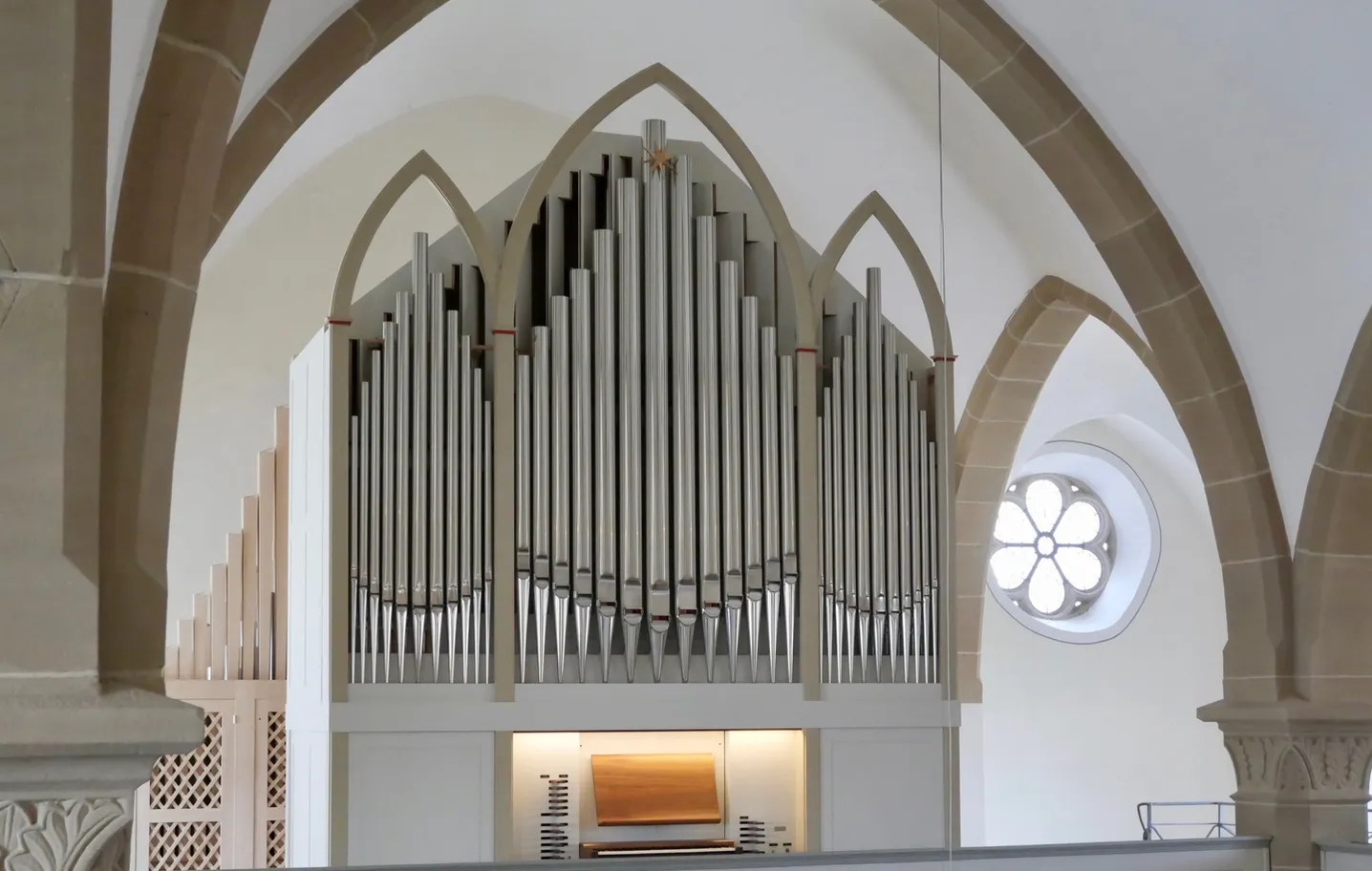 Blick auf die Empore mit der neuen Orgel der Kirche in Merchingen
