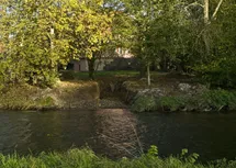 Blick auf den Fluss des Wasserschloss Mühlhausen