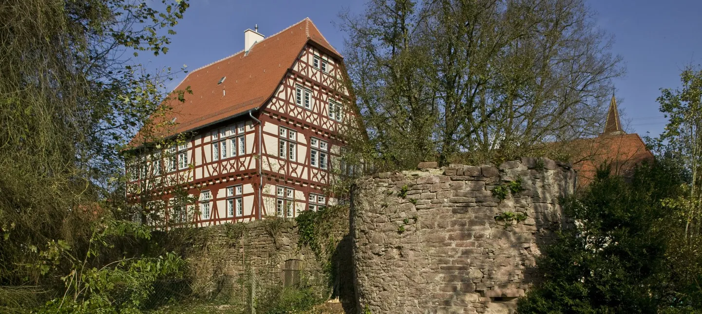 Blick von außen auf das sanierte Wasserschloss Mühlhausen
