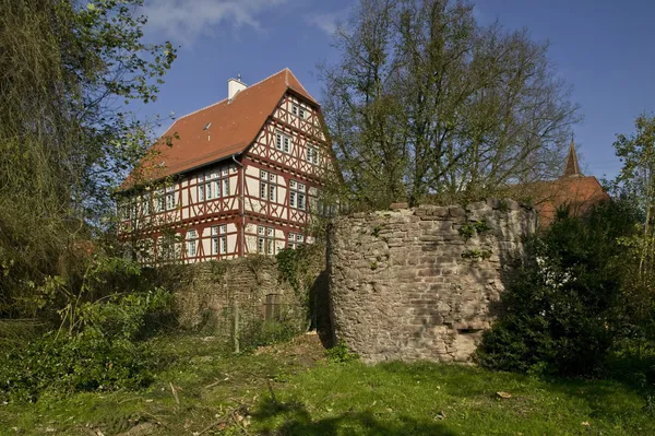 Blick von außen auf das sanierte Wasserschloss Mühlhausen