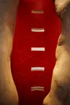 Ausschnitt vom Raum der Stille mit rote Wand und Lampen