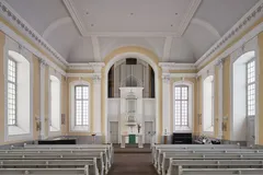 Blick durch den Kirchensaal auf die Orgel