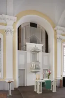 Blick auf die Orgel hinter dem Altar der Kleinen Kirche in Karlsruhe