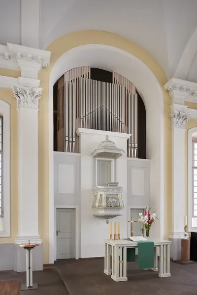 Blick auf die Orgel hinter dem Altar der Kleinen Kirche in Karlsruhe