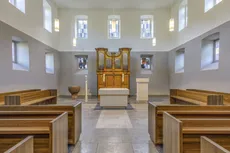 Blick durch den Kirchensaal auf den Altar und die Orgel
