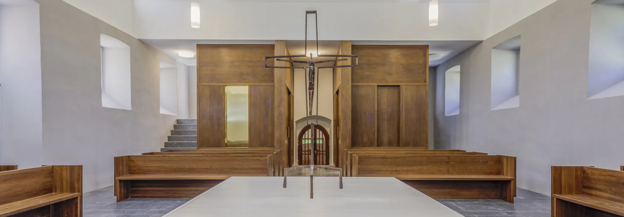 Quelle: Architektur: Brüderlin + Klemm, Schopfheim mit Vécsey Schmidt, Basel; Foto: Hath, Freiburg Blick über den Altar in den renovierten Kirchenraum der Kirche Kaltenbach
