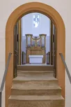 Blick durch den Kircheneingang auf den Altar und die Orgel der Kirche Kaltenbach