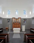 Kirchensaal der St. Michael Kirche, Blickauf Altar und Orgel