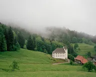 Blick von einer Anhöhe auf die renovierte Kirche st. Michael