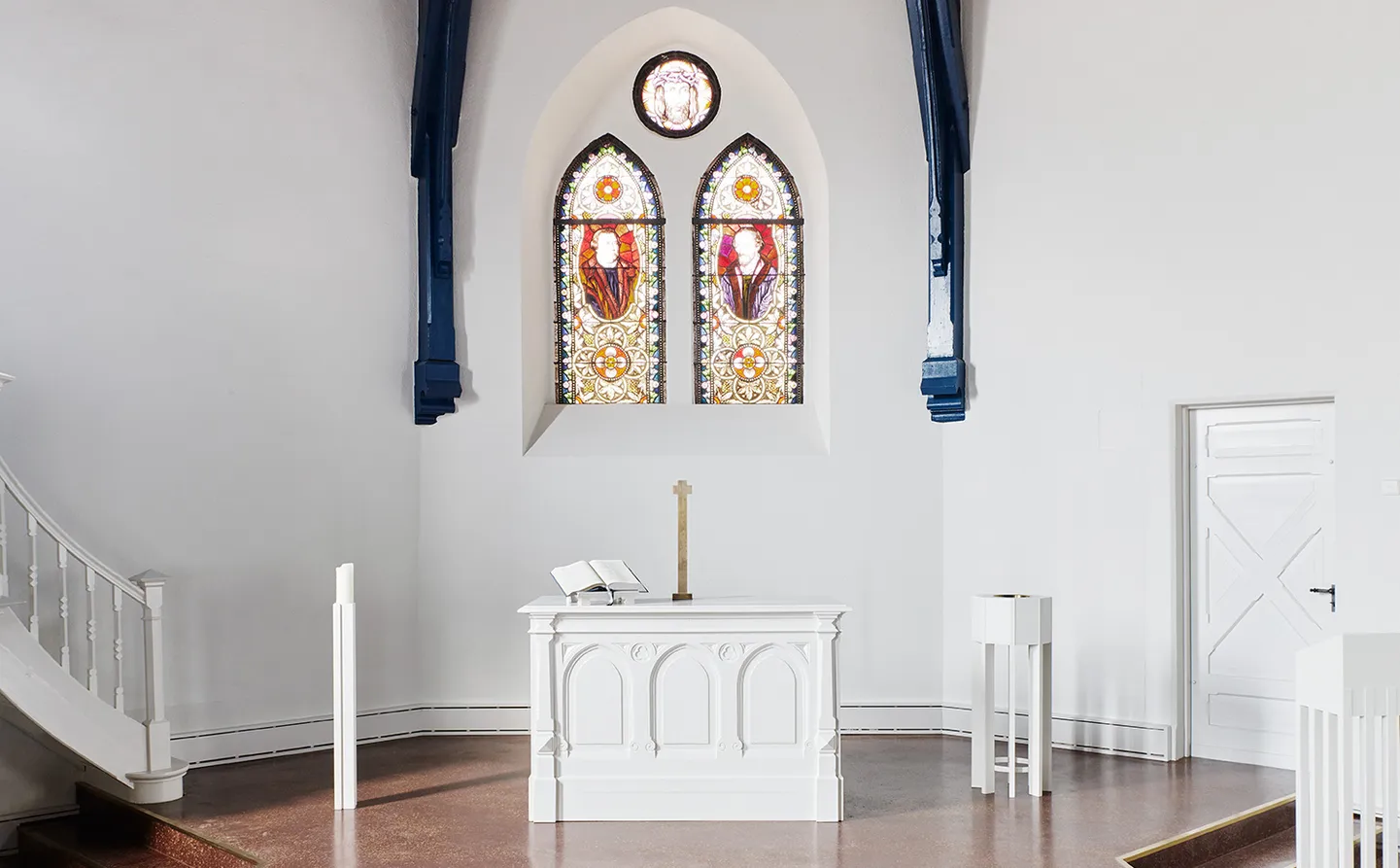 Blick auf den Altar der neugestalteten Kirche von Kippenheimweiler