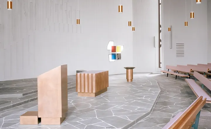 Quelle: Architektur: Vécsey Schmidt, Basel; Foto: Norlander, Zürich Blick auf den Altar und die Kanzel der Auferstehungskirche Offenburg