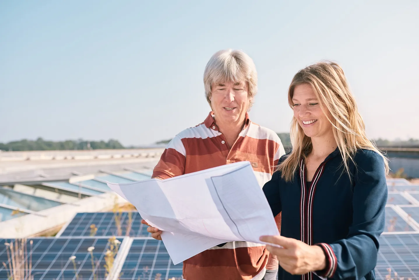 Eine unserer Architektinnen bei der Beratung zu einer Photovoltaikanlage