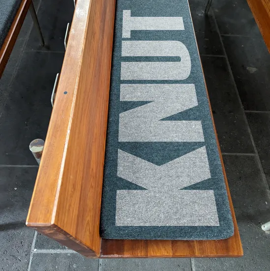 Bild einer beheizten Sitzbankauflage als Körpernahe Umfeld-Temperierung