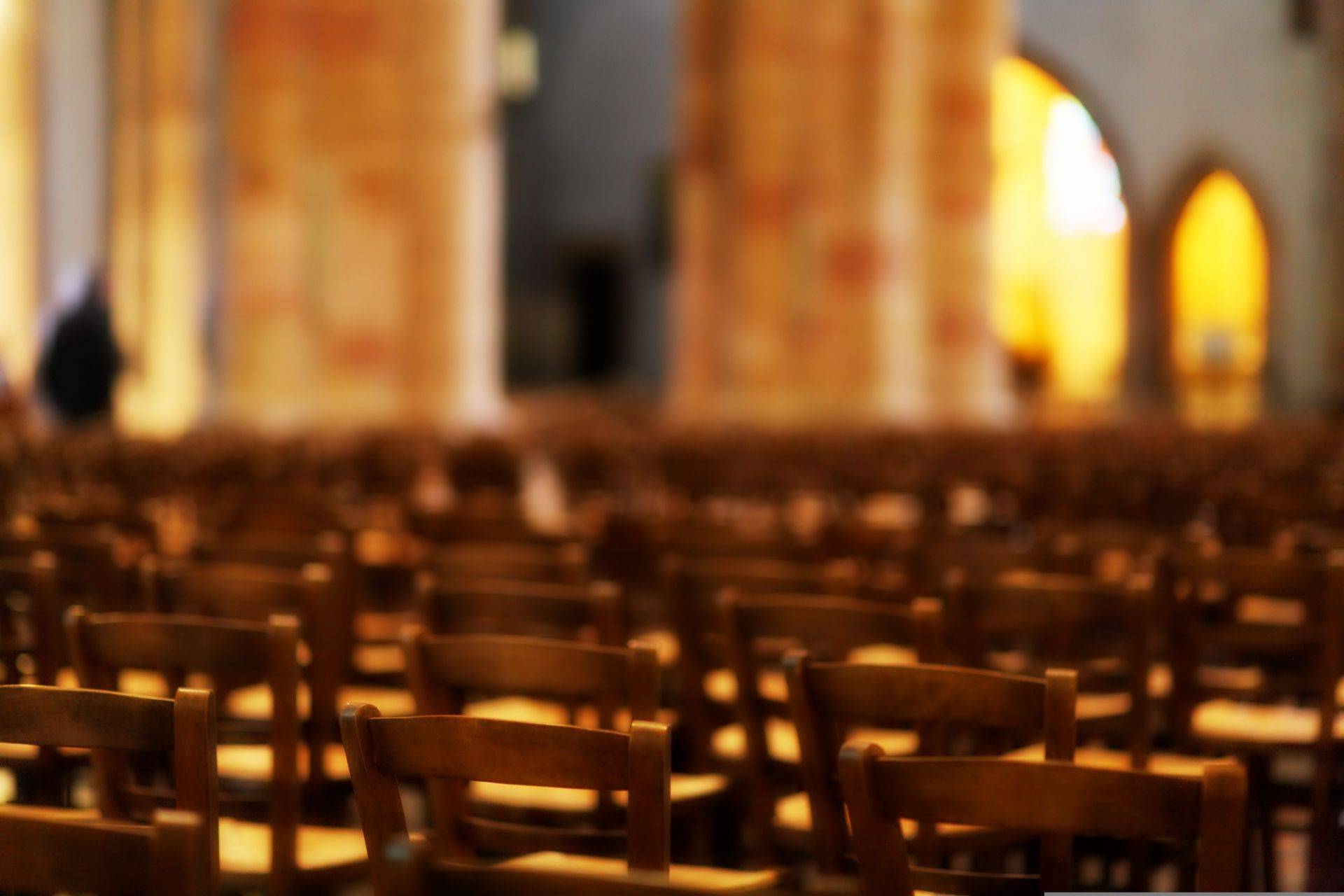 Leere Stühle in einer Kirche