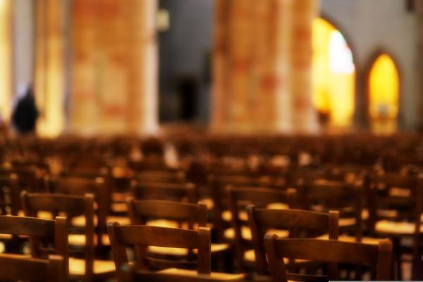 Leere Stühle in einer Kirche
