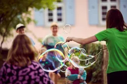 Quelle: Sascha Schäfer Kinder mit Riesenseifenblasen