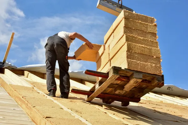 Zimmermann mit Dachdämmung