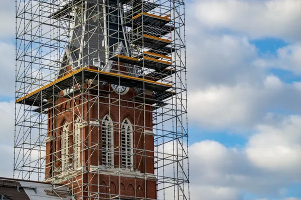Kirchturm mit Gerüst