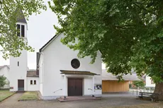 Eingang der Kirche von Baum beschattet, Ansicht von vorne