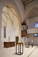 Blick auf Altar, Kanzel und Taufbecken der Kirche Linkenheim