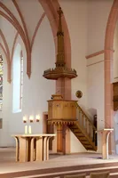 Blick auf den neuen Altar und die Kanzel der Kirche Eichstetten
