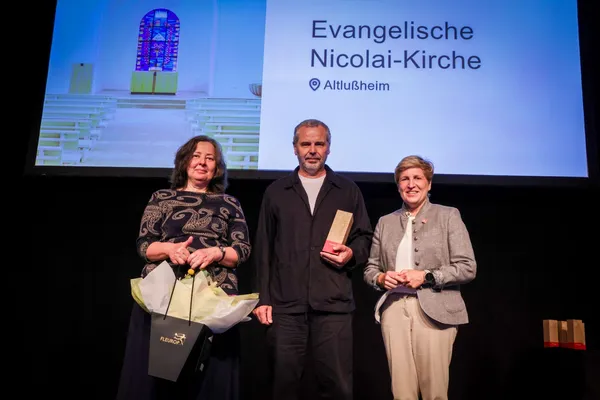 Foto der Preisverleihung an die Kirchengemeinde Altlussheim für die Nicolai-Kirche