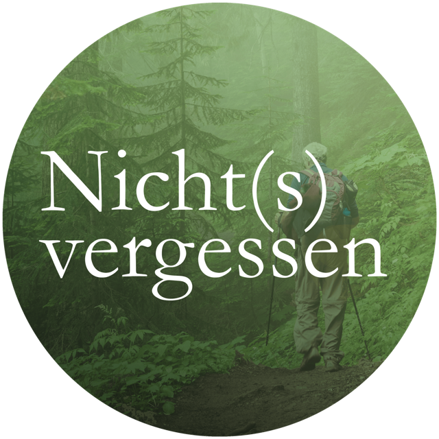 Button der Initiative Nicht(s) vergessen - Wanderer im Wald