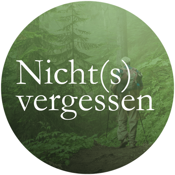 Button der Initiative Nicht(s) vergessen - Wanderer im Wald