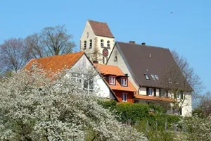 Blich auf Kirche mit Haus Betberg