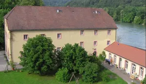 Blick auf das Haus der Kommunität im Schlossareal Beugen
