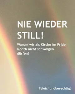 Quelle: Bildquelle: dupe photos, Bild erstellt von Sara Keller Der Schriftzug "Nie wieder still!" vor einem grauen Hintergrund mit einem doppelten Regenbogen.