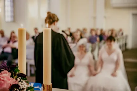 Quelle: Diana Tischler, wedding.dianatischler.de, Diana Tischler zwei Frauen werden kirchlich getraut