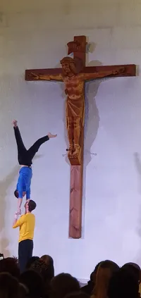 Handstand unterm Kreuz