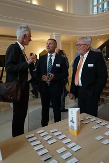 Links Andreas Bordne, in der Mitte Alexander Heiling einer der Vorsitzenden des Arbeitskreises der Betriebsräte der Wehrtechnik, Luft- und Raumfahrt in der Bayerischen Vertretung in Berlin
