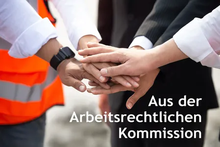 aufeinandergelegte Hände Symbolbild