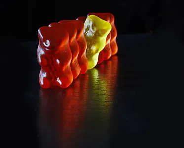 Gummibärchenreihe mit einem, der aus der Reihe tanzt