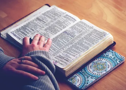 Person, die die Bibel liest